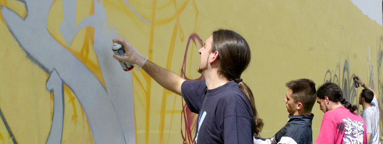 Estudiantes pintando mural