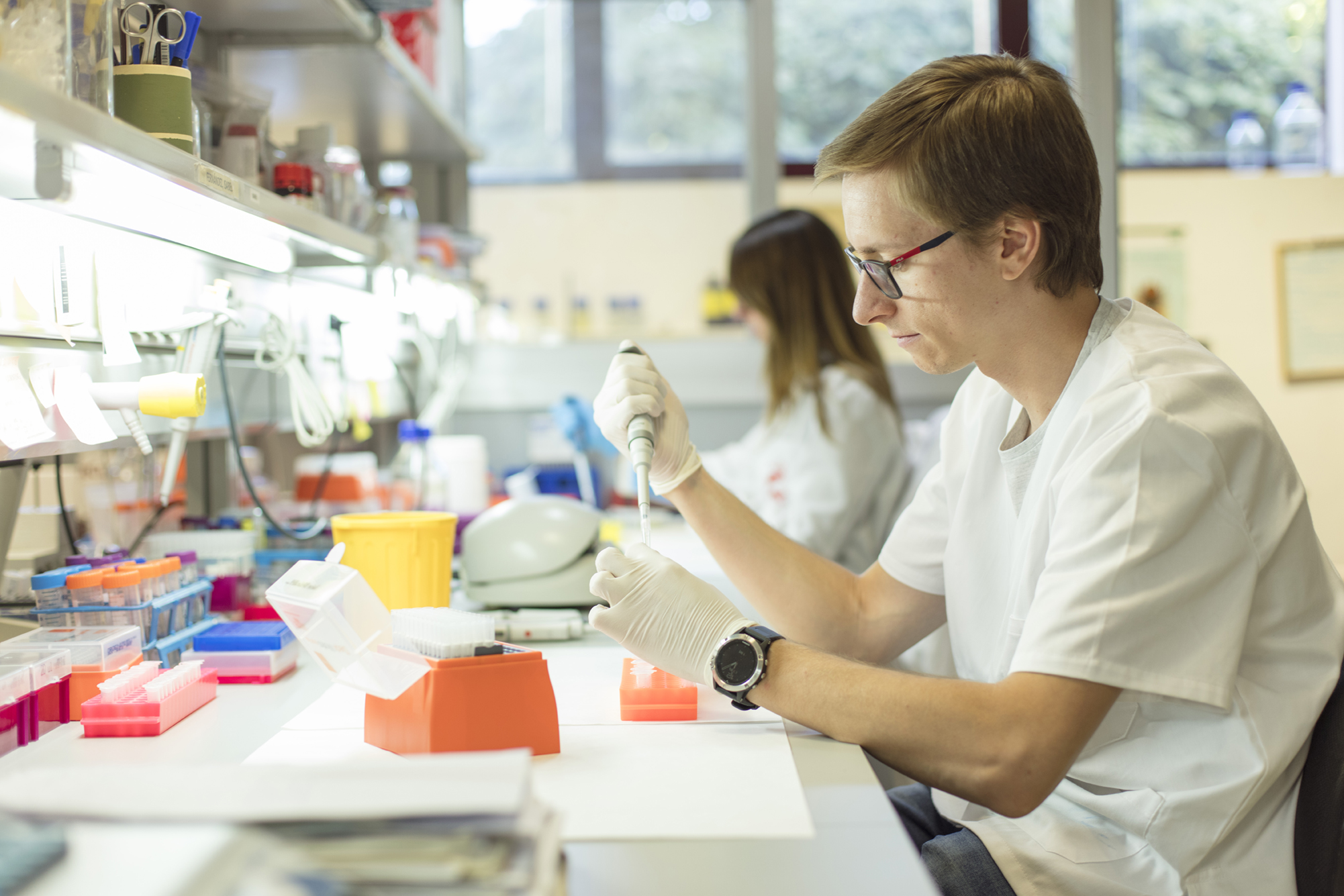 Trabajador de laboratorio operando con muestras