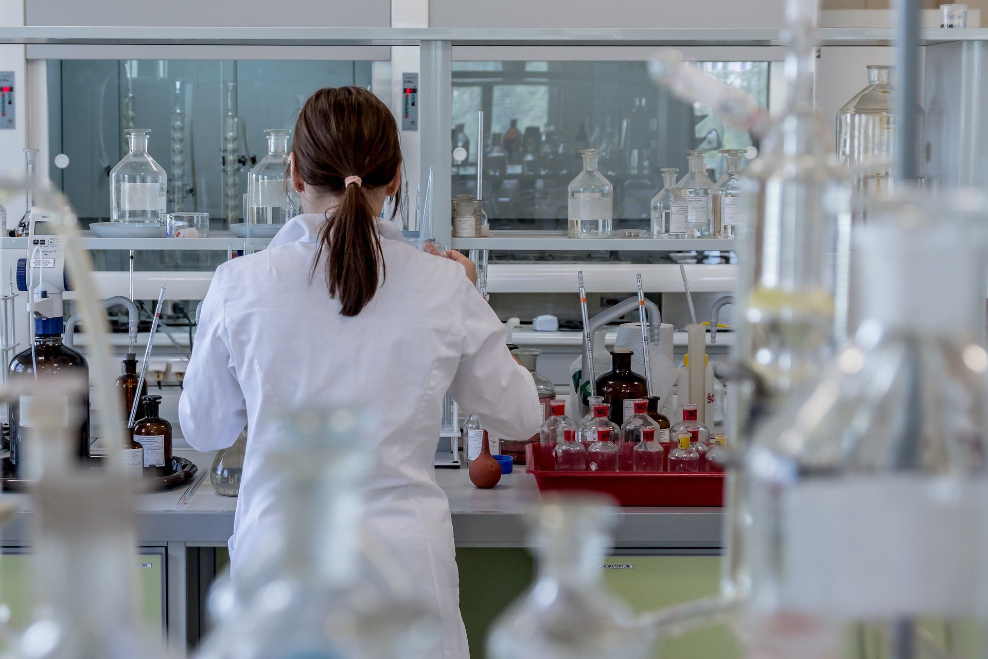 Técnico realizando labores en laboratorio