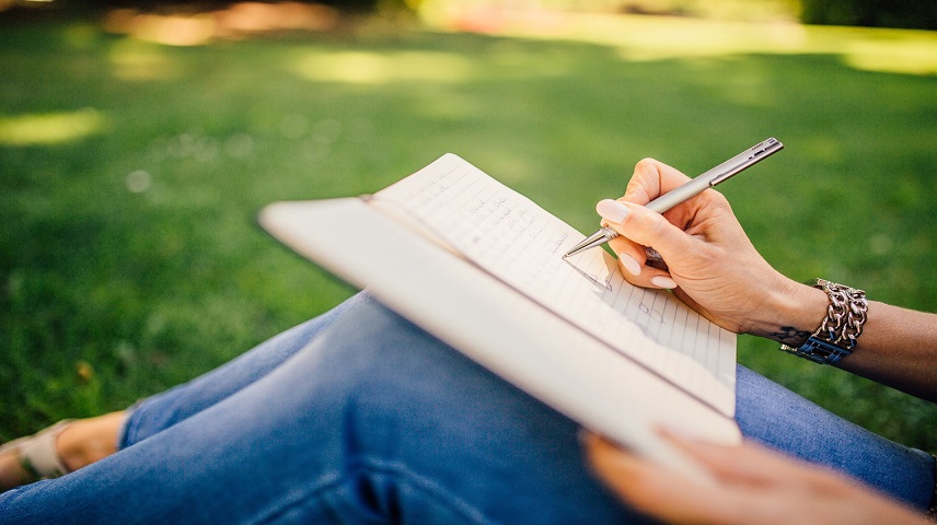 Mujer escribiendo