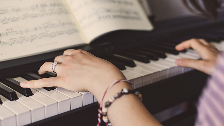 Mujer pianista