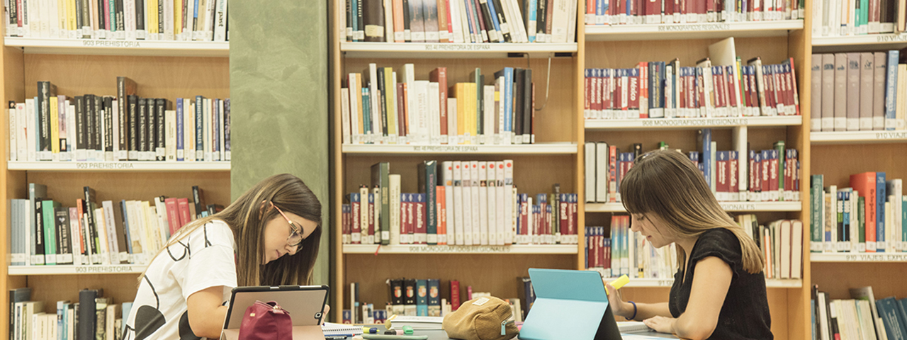 Estudiantes en biblioteca