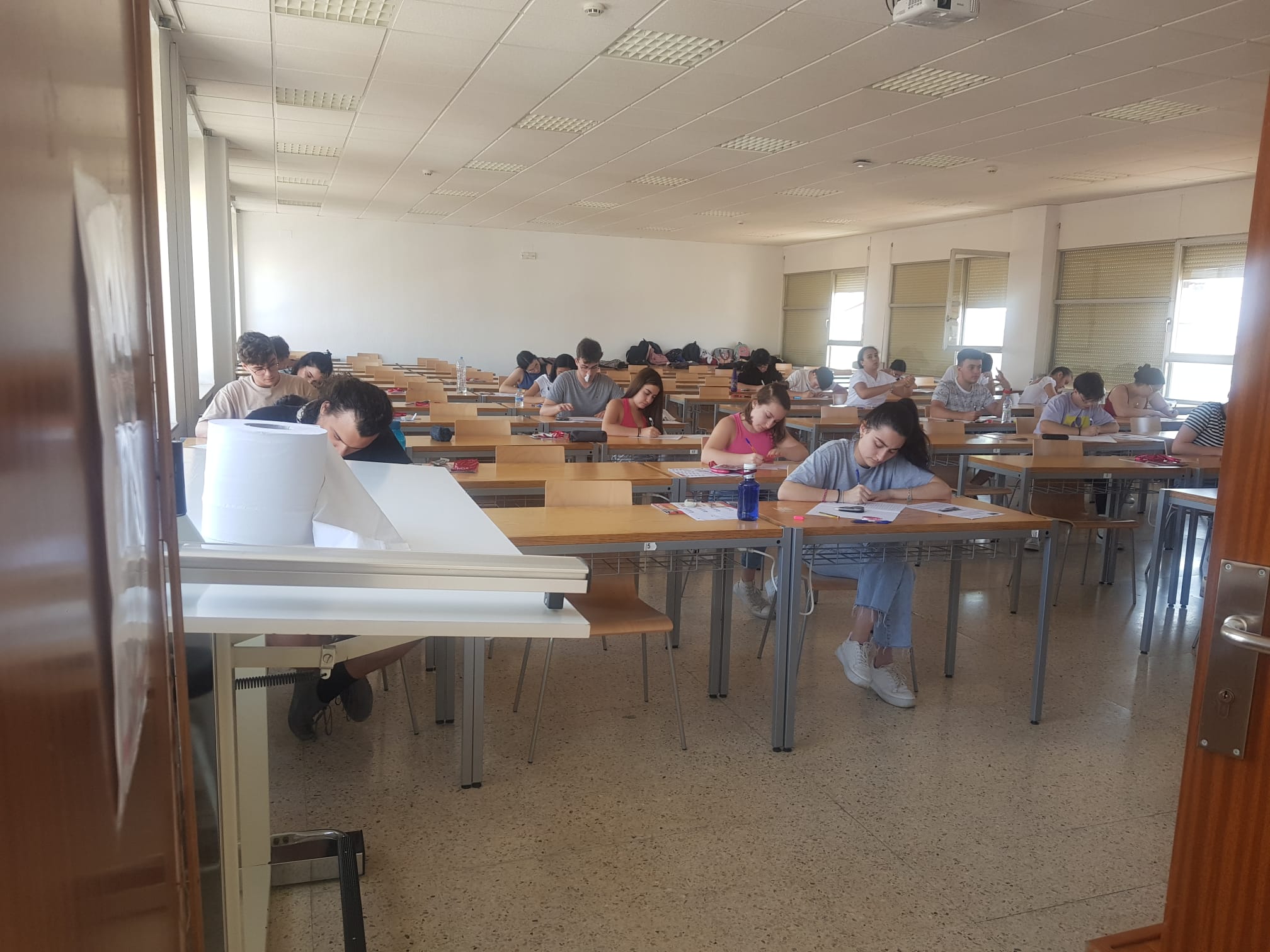 Foto del alumnado realizando la EVAU