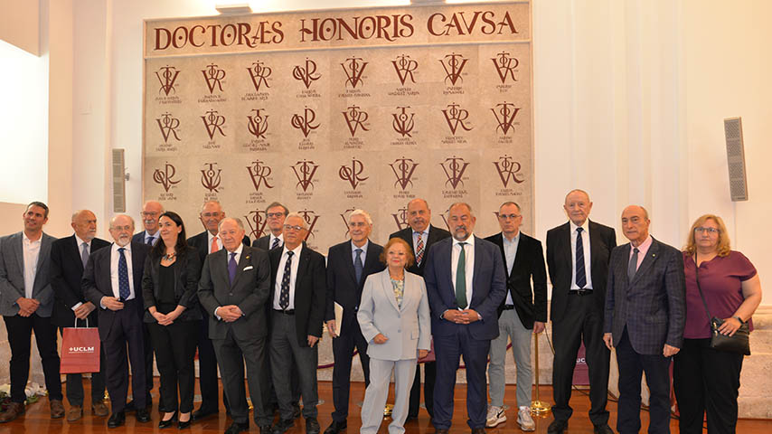 La UCLM obsequia a sus doctores ‘honoris causa’ con un vítor en los muros de su histórico Paraninfo del Rectorado