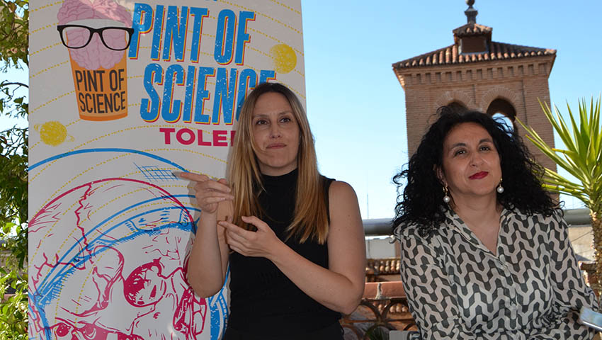 Profesora María Teresa Baeza en Pint of Science Toledo junto a la intérprete de LSE Ana María Manzano.