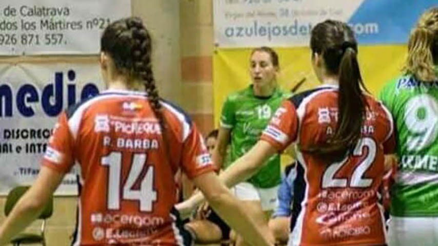 Las hermanas Barba, durante un encuentro con el BM Pozuelo de Calatrava.