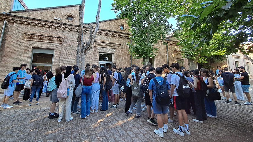 Estudiantes momentos antes de comenzar la PAU en el Campus de Toledo
