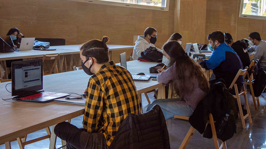 Estudiantes con portátiles en la Escuela de Arquitectura de Toleedo