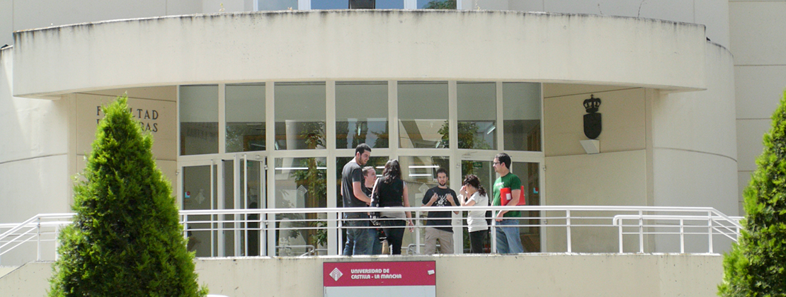 Un grupo de estudiantes en la puerta de la Facultad de Letras