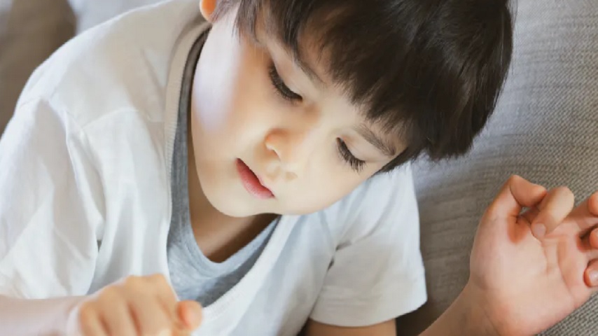 Un niño encerrado en casa