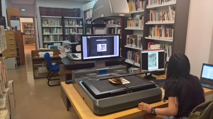 Una persona trabajando en una biblioteca